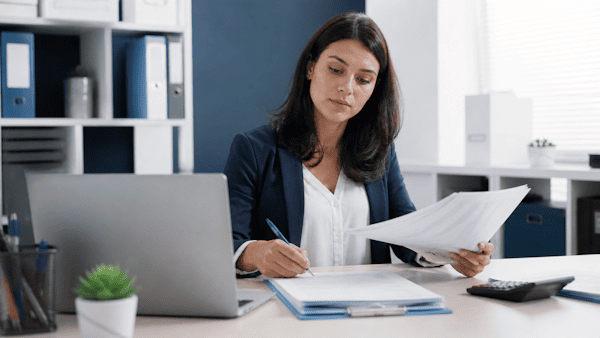 O que faz um auxiliar de escritório no dia a dia de uma empresa?
