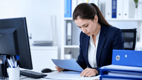 O que faz um auxiliar de escritório? O erro de entrar na vaga sem entender a rotina